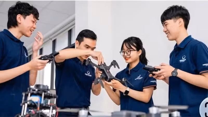 Des étudiants de l'Université Phenikaa lors d'une séance pratique de technologie. Photo : NDEL.