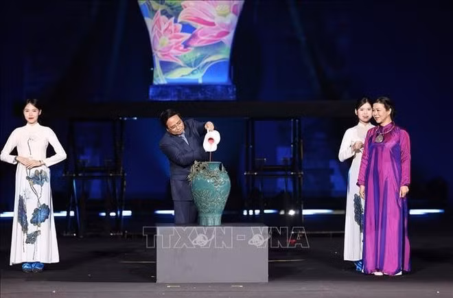 Le Premier ministre Pham Minh Chinh se livre à une peinture cérémonielle de céramiques traditionnelles à cinq couleurs (Photo : VNA)