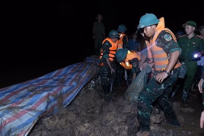 Des forces ont été mobilisées pour renforcer les digues. Photo : VNA