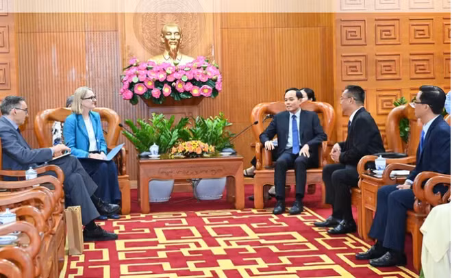 Le secrétaire du Comité du Parti de Hô Chi Minh-Ville, Trân Luu Quang (droite) et Mme Sarah Hooper, consule générale d’Australie. Photo: sggp.org.vn