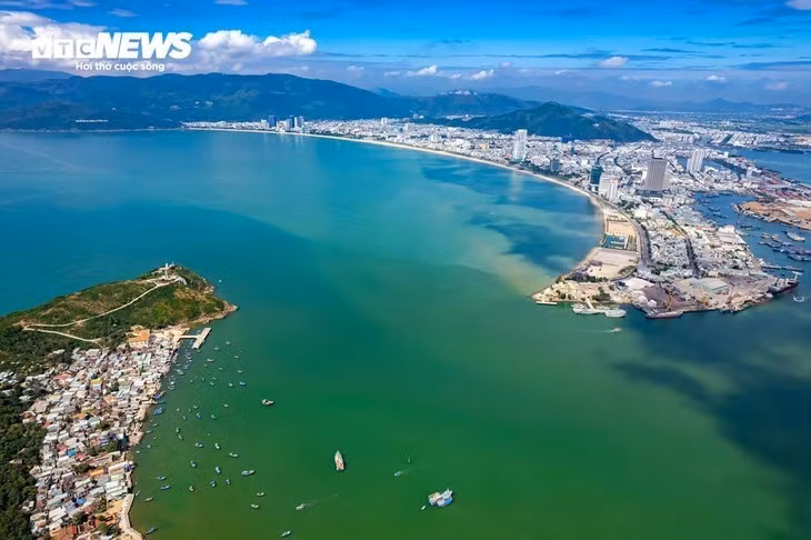 En plein cœur de Quy Nhon, la rue Xuân Diêu s’étire comme un ruban soyeux épousant la courbe de la mer.