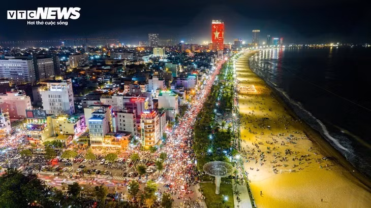 De jour, Xuân Diêu respire la tranquillité. Le soir, elle devient un quartier touristique animé, illuminé de mille feux.