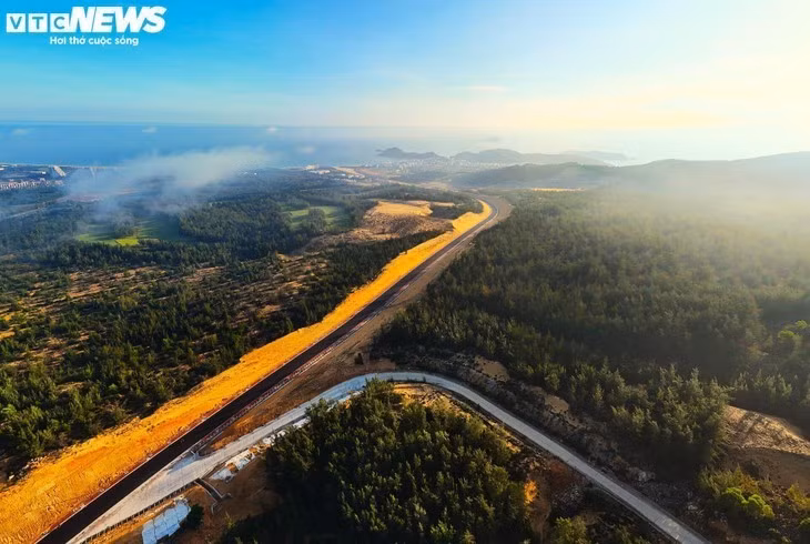 Vue d’en haut, cette route offre une perspective poétique: pins frémissants dans le vent d’un côté, mer bleue et ciel immense de l’autre.
