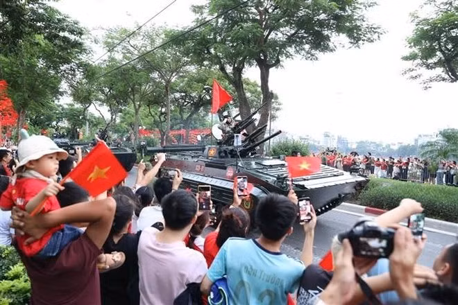 Les forces participant à la deuxième répétition générale du défilé sont prêtes. Photo : VNA