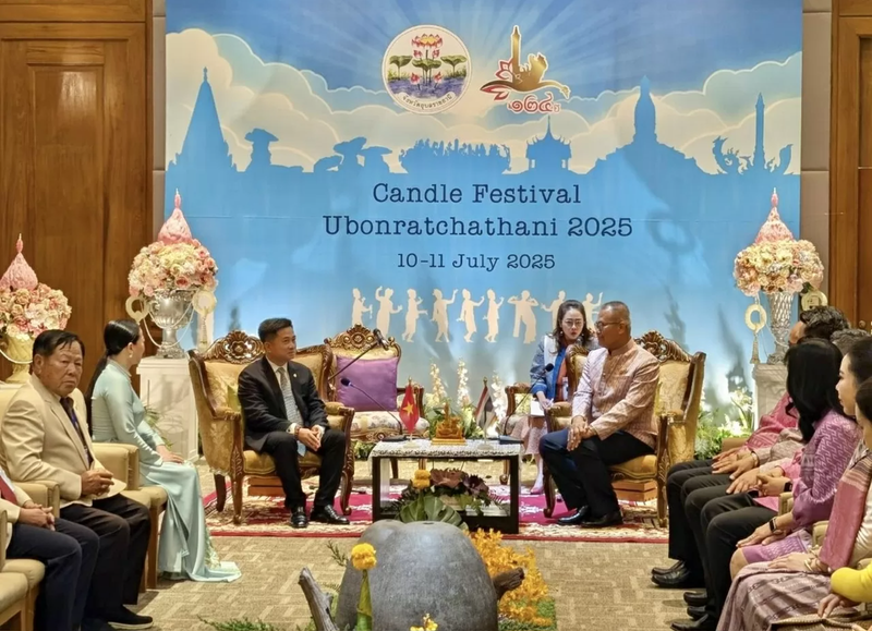 Rencontre entre le consul général du Vietnam à Khon Kaen, Dinh Hoang Linh, et le gouverneur de la province d’Ubon Ratchathani, Adisak Noisuwan. Photo : baoquocte.vn
