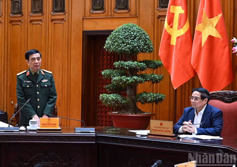 Le général Phan Van Giang, ministre de la Défense, prend la parole lors de la réunion. Photo : Tran Hai/NDEL