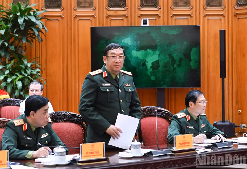Le général de corps d'armée Pham Hoai Nam, vice-ministre de la Défense, prononce un discours lors de la réunion. Photo : Tran Hai/NDEL
