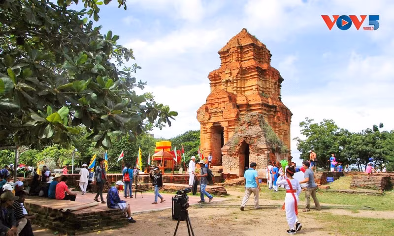 De nombreux visiteurs découvrent les tours Pô Sah Inu. Photo: Doàn Si/VOV