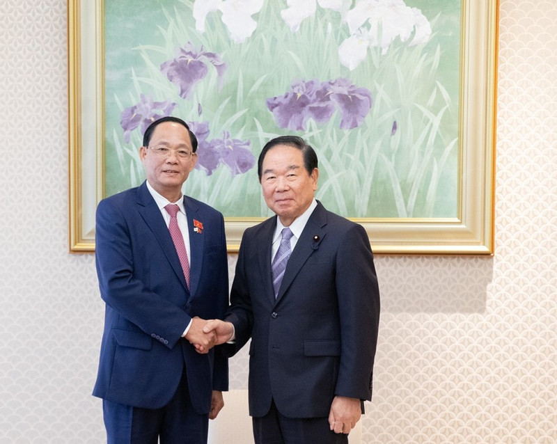 Trân Quang Phuong (à gauche), vice-président de l’Assemblée nationale vietnamienne, et le président de la Chambre des représentants du Japon, Nukaga Fukushiro. Photo : VNA 