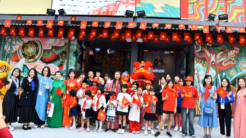Le programme voit la participation de nombreux élèves et enseignants de l’école de langue vietnamienne Cây Tre, ainsi que des invités étrangers. Photo : NDEL.