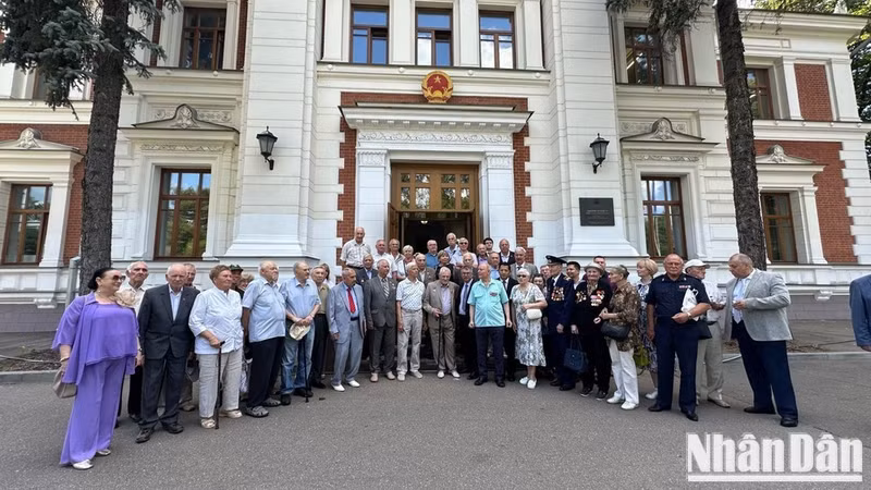 Des anciens combattants et experts militaires russes ayant servi au Vietnam devant le siège de l'ambassade du Vietnam à Moscou, le 5 août. Photo : NDEL.