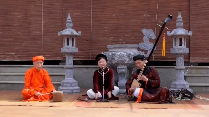 L'artiste émérite Phuong Hong (au centre), lors d'une représentation du « ca trù » à la maison communale de Dac So, à Hanoï. 