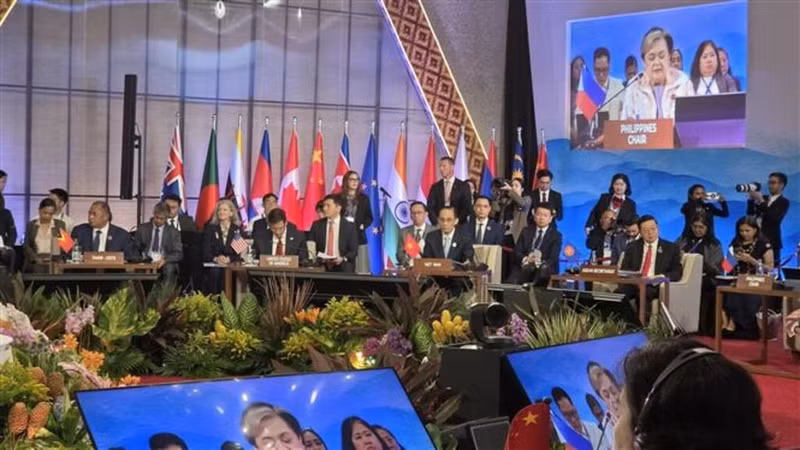 Le ministre vietnamien des Affaires étrangères, Le Hoai Trung (centre), au Forum régional de l'ASEAN aux Philippines, le 23 juillet dernier. Photo : VNA
