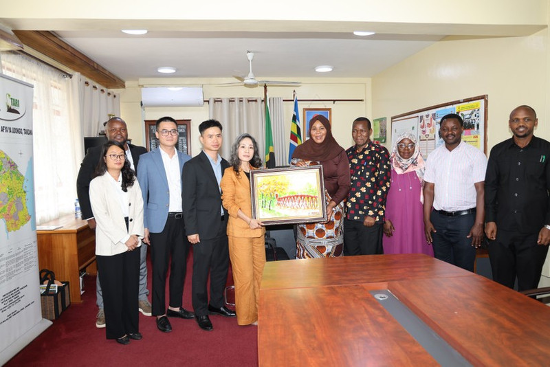 Lors de la rencontre entre l’ambassadrice du Vietnam en Tanzanie, Vu Thanh Huyen, et la docteure Batilda Salha Burian, gouverneure de la province de Tanga. Photo : Ambassade du Vietnam en Tanzanie.