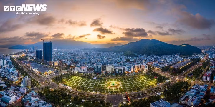 Le soleil répand ses derniers rayons dorés derrière les montagnes à l’ouest de Quy Nhon, désormais rattachée à la province de Gia Lai, teintant le ciel d’un éclat de fin de jour.