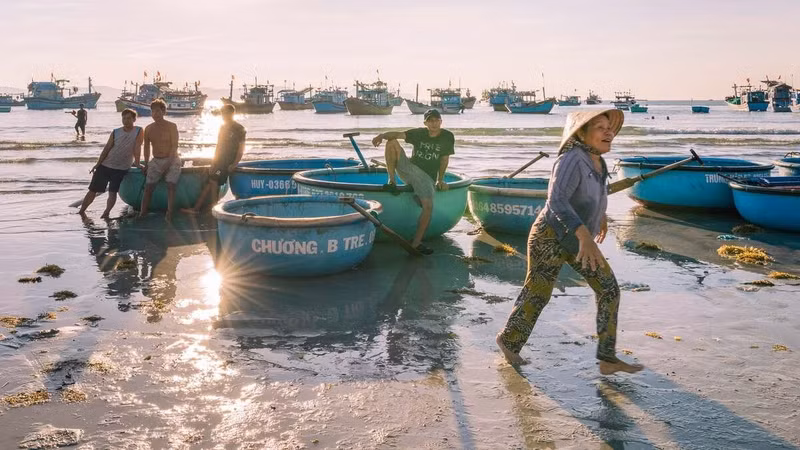 Au nord de la plage, le village de Ninh Thuy donne un aperçu de la vie côtière locale. Les barques colorées rentrent en milieu de matinée et l'on peut acheter directement aux pêcheurs poissons, calmars et coquillages. Photo: Hong Nhat/vnexpress.