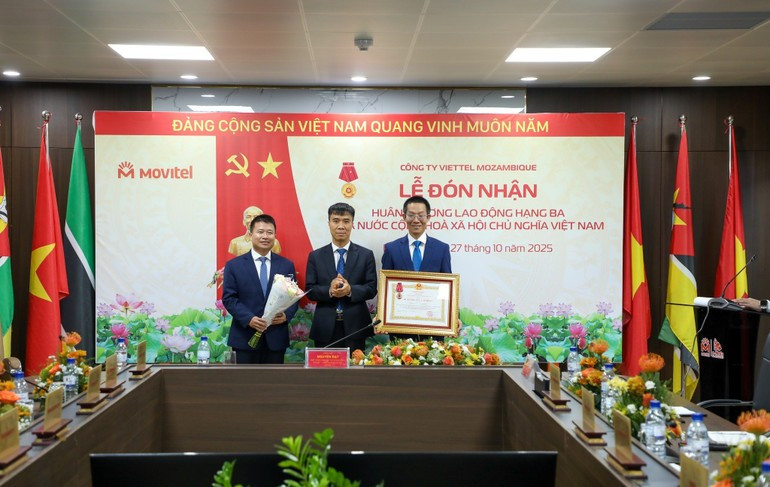 Cérémonie de remise de l’Ordre du Travail de troisième classe à la coentreprise Movitel. 