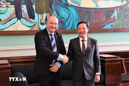 Le vice-président de l'Assemblée nationale Nguyên Khac Dinh et le président du Parlement danois Soren Gade. Photo : VNA.