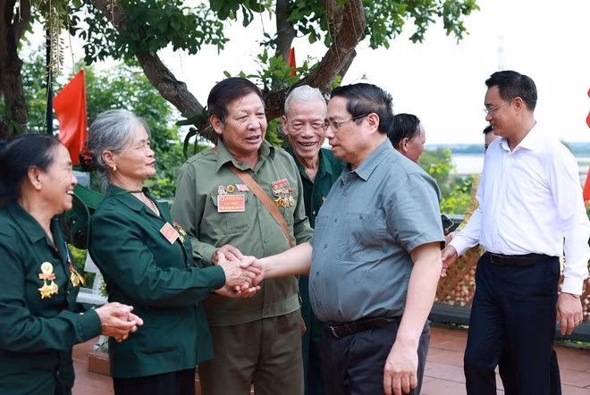 Le Premier ministre Pham Minh Chinh rencontre des anciens combattants de Quang Tri. Photo : VNA.