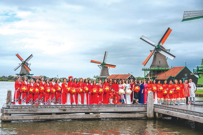 Un grand nombre de Vietnamiens résidant aux Pays-Bas ont participé à l’événement "Viêt phuc bô hành".
