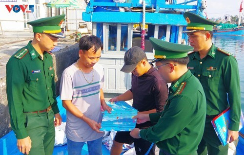  Les gardes-frontières de Ly Son sensibilisent le propriétaire d’un bateau de pêche aux règles de lutte contre la pêche illégale, non déclarée et non réglementée. Photo : VOV. 