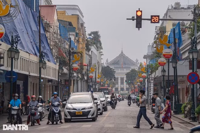 Dans la rue Tràng Tiên, en plein centre-ville. Photo: Dân tri