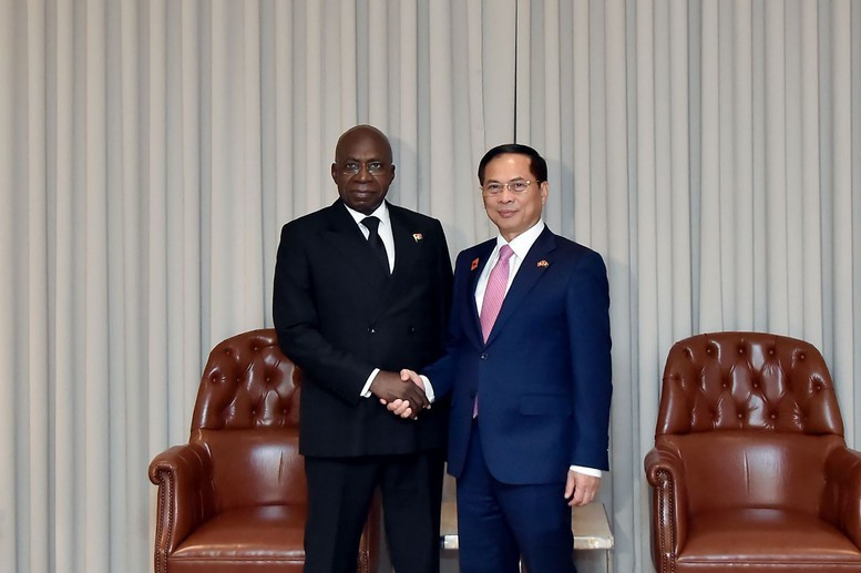 Le vice-Premier ministre et ministre des Affaires étrangères du Vietnam, Bui Thanh Son (à droite), et le ministre des Relations extérieures de l’Angola, Téte António, le 7 août (heure locale) à Luanda. Photo : VGP.