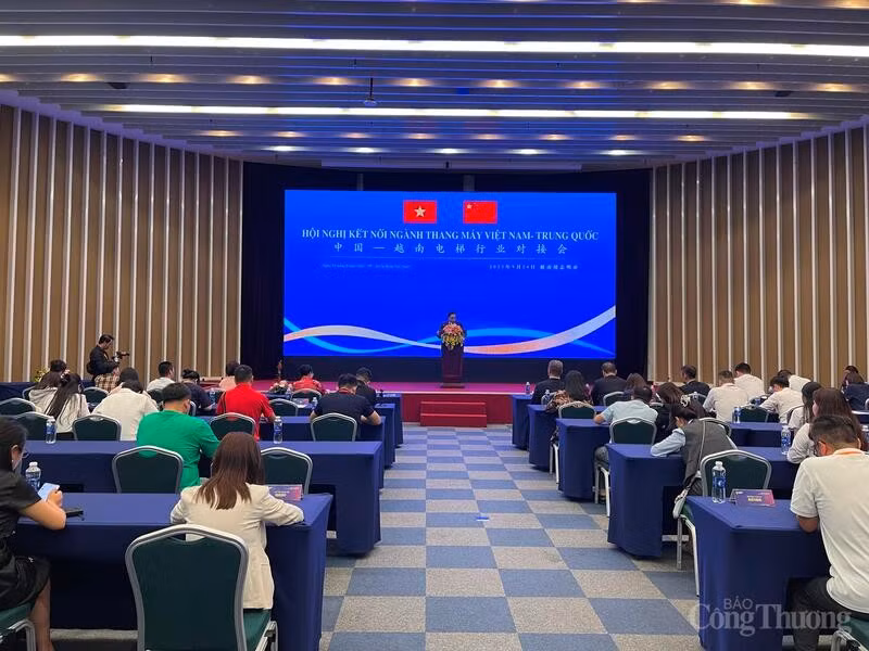 La conférence attire la participation de nombreuses entreprises vietnamiennes et chinoises dans le domaine des ascenseurs. Photo : baocongthuong