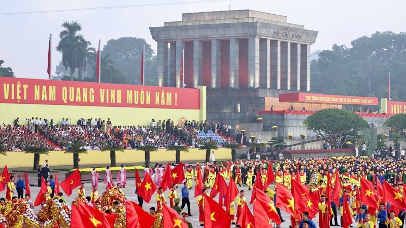 Des artistes et acteurs répètent avant la célébration du 80e anniversaire de la Fête nationale sur la place Ba Dinh. Photo : DUY LINH 