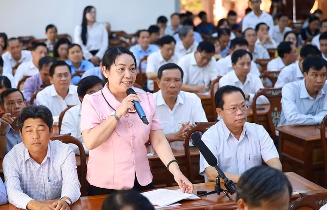 L'électrice Trinh Thi Thien Thu, secrétaire du Comité du Parti de la commune de Truong Thanh, prend la parole lors de la rencontre, à Can Tho, le 19 octobre. Photo : VNA.