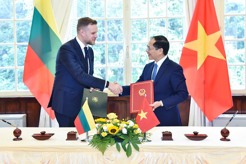 Le ministre vienamien des Affaires étrangères, Bui Thanh Son (à droite) et son homologue lituanien Gabrielius Landsbergis échangent des documents de coopération bilatérale, en octobre 2023. Photo : baoquocte.vn