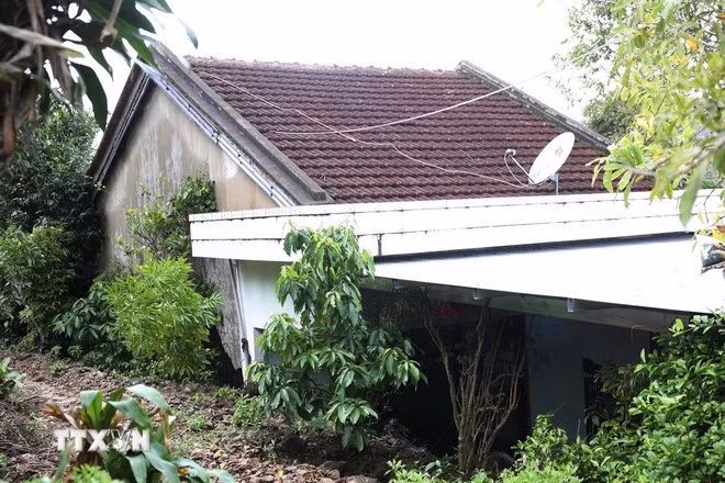 Des maisons se sont totalement effondrées. Photo : VNA