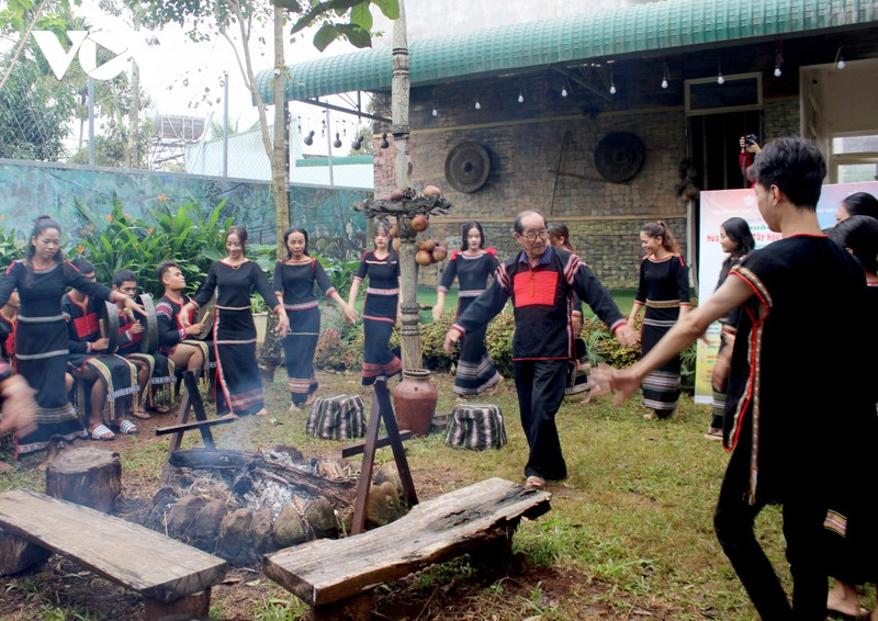 Le cours de formation à la danse folklorique attire la participation de nombreux jeunes issus d’ethnies minoritaires de la province de Dak Lak. Photo : VOV