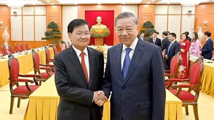 Le SG du PCV To Lam (à droite) reçoit le SG du Parti révolutionnaire populaire laotien et président du Laos, Thongloun Sisoulith, en visite au Vietnam pour assister aux commémorations du 80e anniversaire de la Révolution d'Août et de la Fête nationale du Vietnam, le 2 septembre. Photo : NDEL