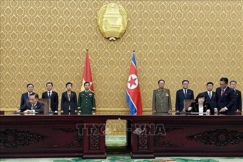 Cérémonie de signature d’accords de coopération bilatérale entre le Vietnam et la RPDC. Photo: VNA