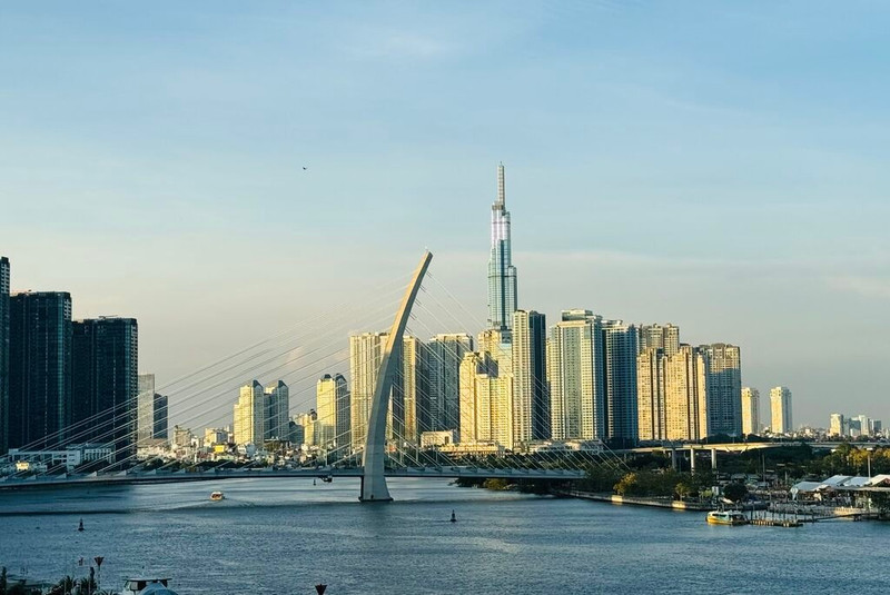 Un coin de Hô-Chi-Minh-Ville vu depuis la rivière de Saïgon. Photo : VNA 