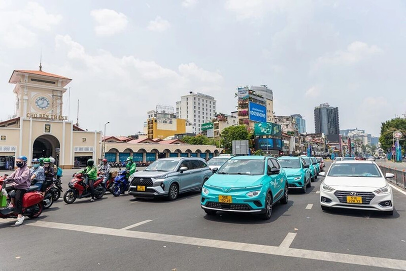 Des taxis devant le marché Bên Thành, à Hô Chi Minh-Ville. Photo: vnexpress