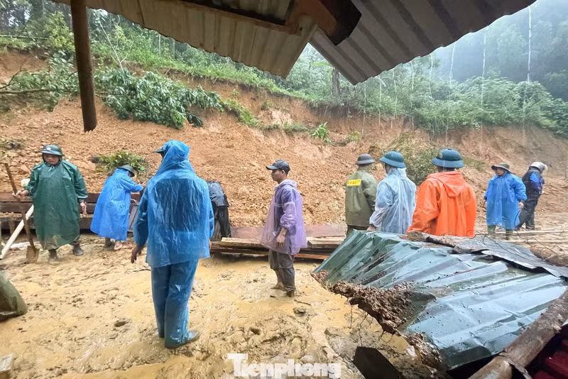 De fortes pluies ont provoqué des crues et des glissements de terrain sur les pentes montagneuses de la ville de Da Nang. Photo : tienphong.vn