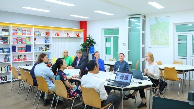 Séance de travail entre les responsables de l’Université de Tartu (Estonie) et de l’Université de Hue (Vietnam) pour promouvoir la coopération bilatérale dans l'éducation et la formation.
