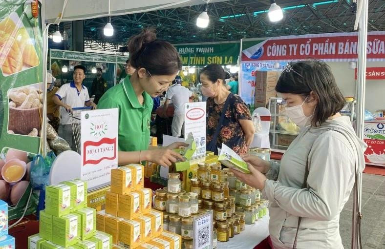 Des clients au MM Mega Market Thang Long. Photo : hanoimoi.vn 