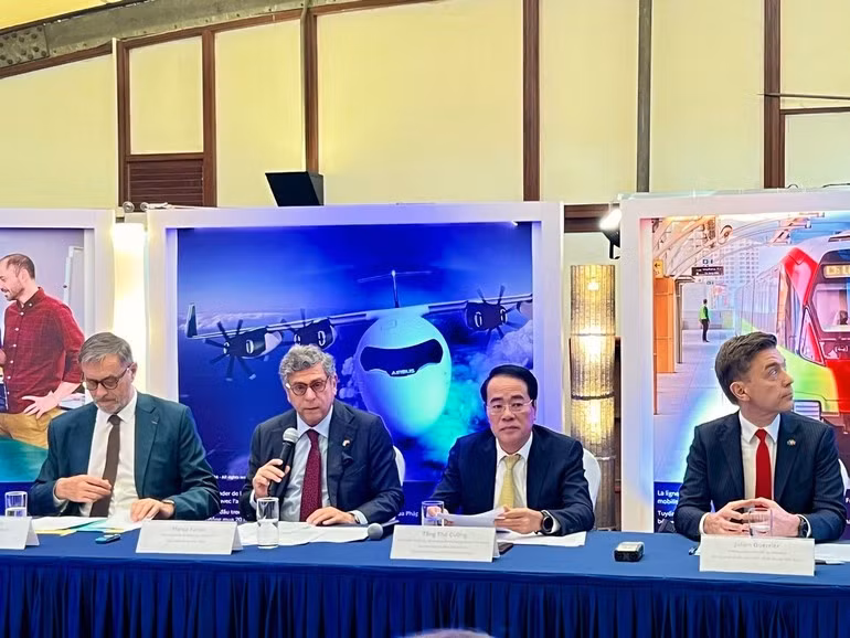 L’ambassadeur du Brésil au Vietnam, Marco Farani (au micro), prend la parole lors de la conférence de presse. Photo : NDEL