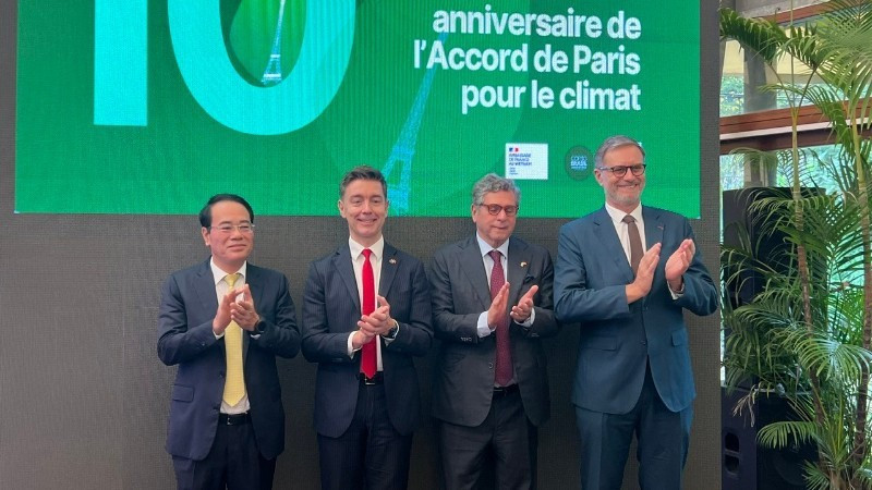 Des délégués lors de la conférence de presse pour célébrer le 10ᵉ anniversaire de la signature de l’Accord de Paris sur le climat, le 11 décembre à Hanoi. Photo : NDEL.
