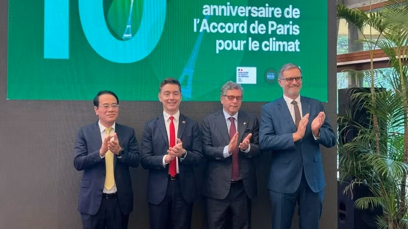 Des délégués lors de la conférence de presse pour célébrer le 10ᵉ anniversaire de la signature de l’Accord de Paris sur le climat, le 11 décembre à Hanoi. Photo : NDEL.