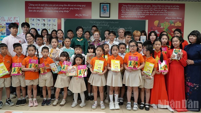 Ngo Phuong Ly, épouse du secrétaire général du Parti To Lam, offre des livres et des contes vietnamiens aux élèves d’origine vietnamienne en Russie. Photo : NDEL
