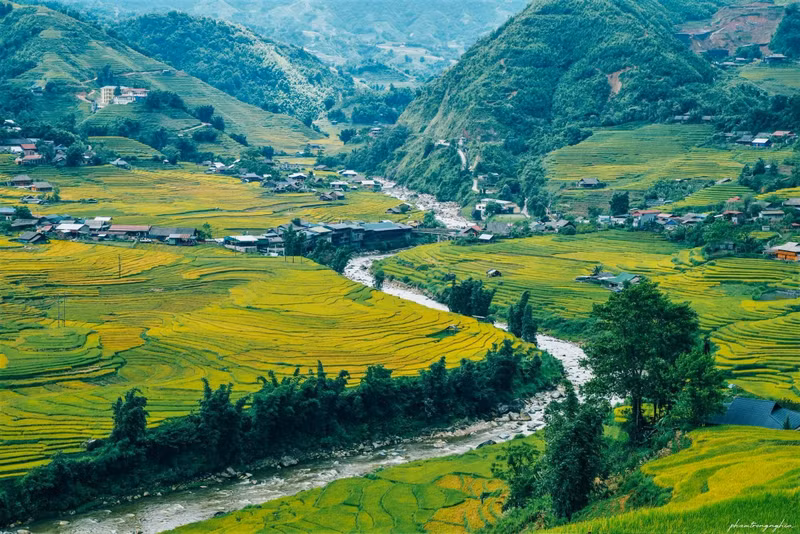 Les villages de Ta Van et Ta Phin, quant à eux, offrent une beauté paisible et simple, où les rizières se mêlent aux maisons en bois et aux fumées du crépuscule. Photo : Pham Trong Nghia/laodong.vn