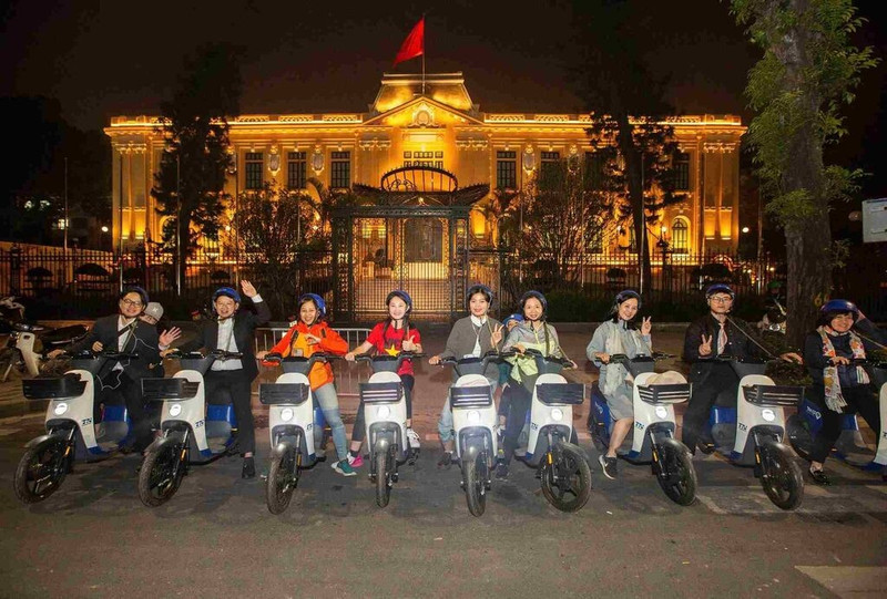 Les touristes participent à l'excursion nocturne à vélo. Photo : CVN. 