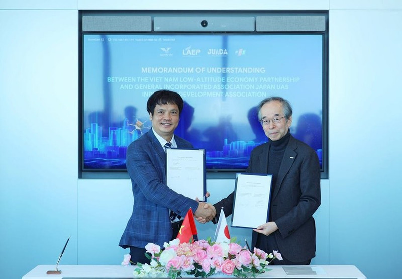 Signature de l'accord de coopération entre la LAEP et la JUIDA dans le développement des UAV, des drones et des écosystèmes technologiques connexes. Photo : NDEL.