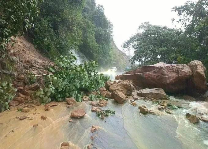 Il pleut à Lai Châu depuis plusieurs jours, et des glissements de terrain ont commencé à se produire. Photo : Police de la province de Lai Chau. 