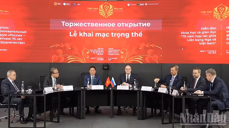 Lors de la cérémonie d’ouverture du Forum scientifique et éducatif intitulé « Russie – Vietnam : 75 ans de coopération », le 11 décembre à Moscou. Photo : NDEL.