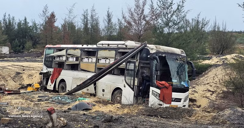 Un autocar gravement endommagé après un accident. Photo : VNA. 